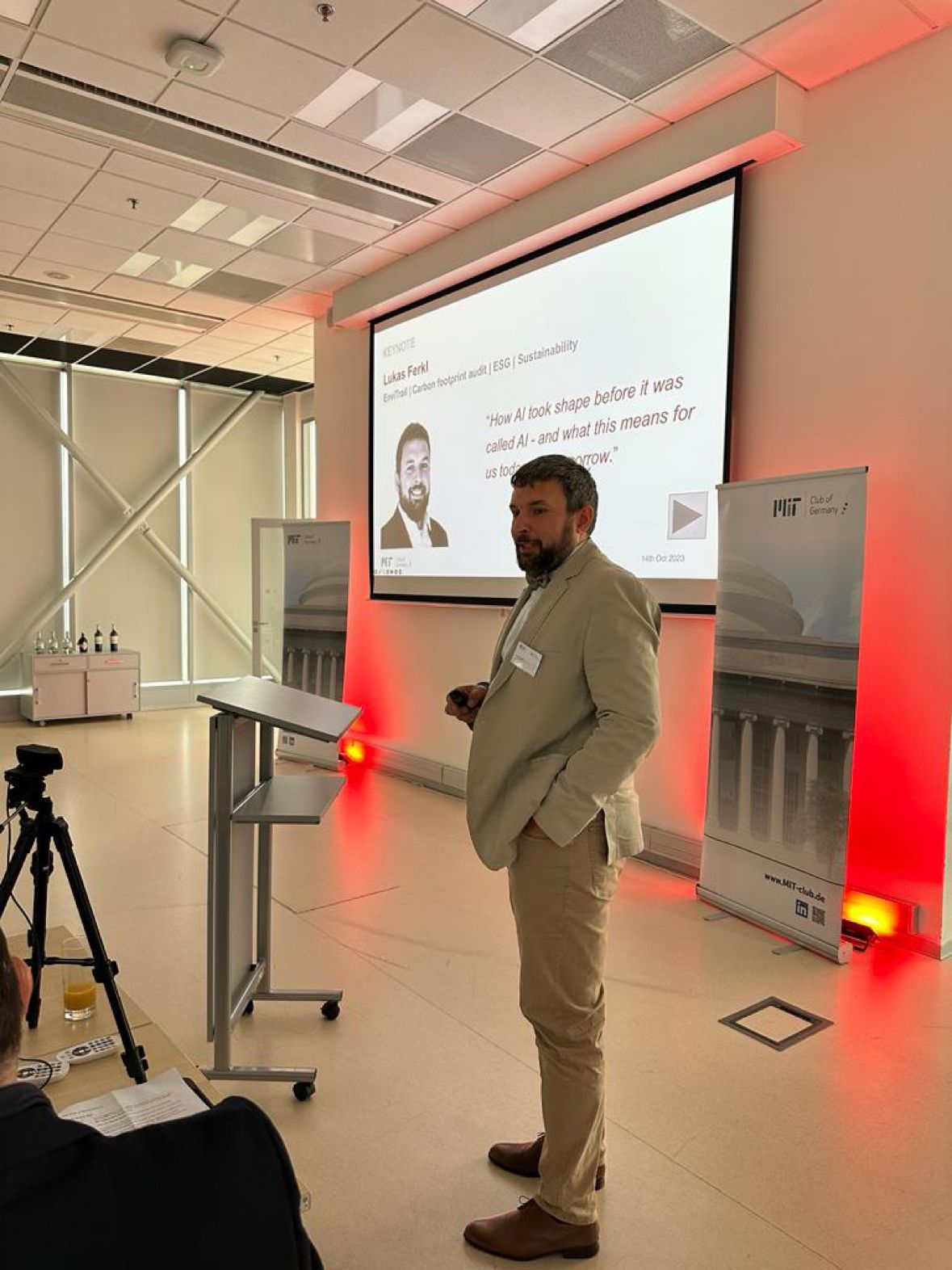 Lukáš Ferkl přednášel na sympoziu absolventů MIT v Praze